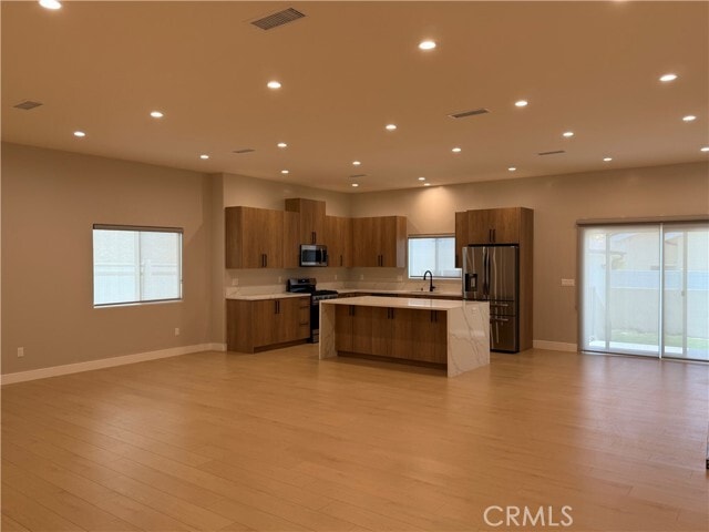Building Photo - 820 E Tujunga Ave