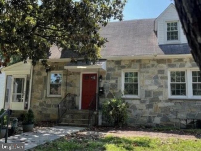 Primary Photo - 420 Woodford St
