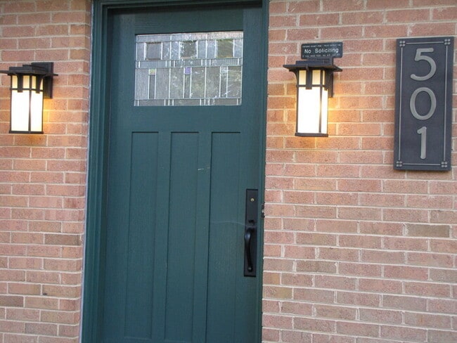 Building Photo - 501 Parkview Dr