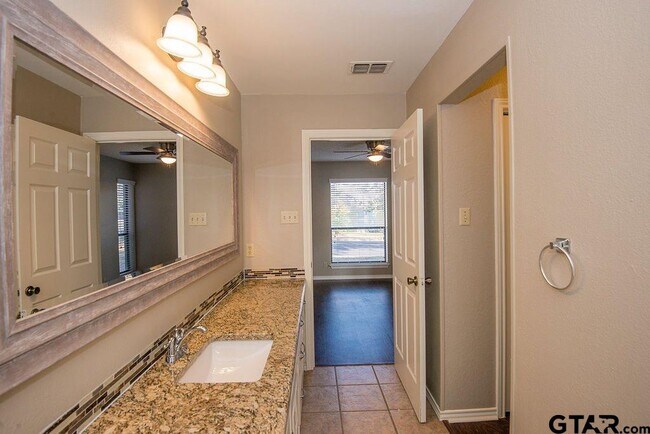 Building Photo - 5907 Hollytree Dr