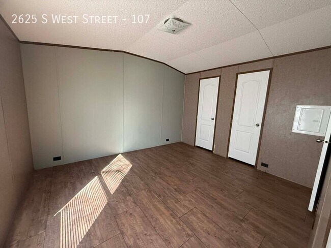 Building Photo - 2625 S West St