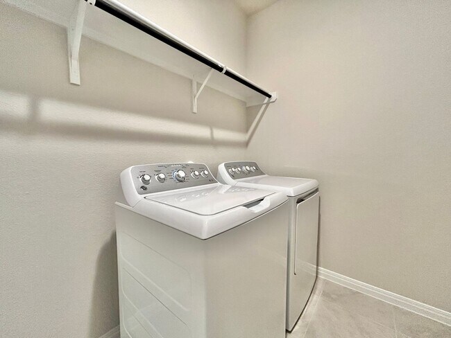 Building Photo - Spacious Modern 4/BR 3/BA Home with Stunning Features!