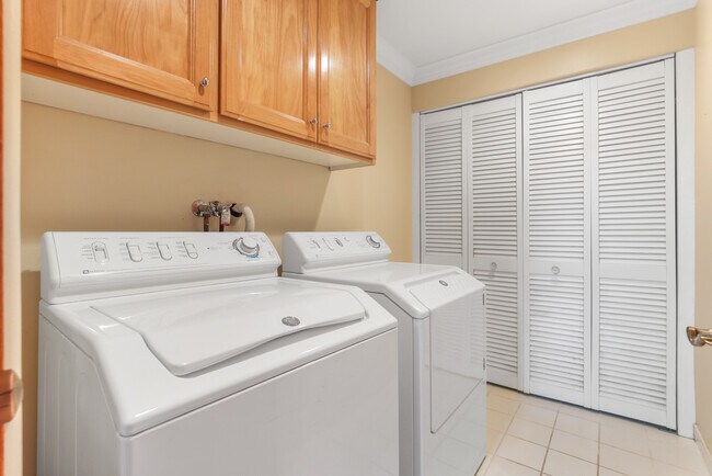 Building Photo - 209 Crest Dr