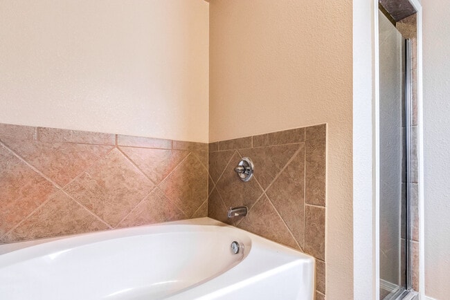 Building Photo - Immaculate Eastside 4-bedroom home in El P...