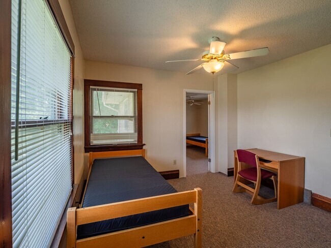Building Photo - Welcome to ECoe House!
