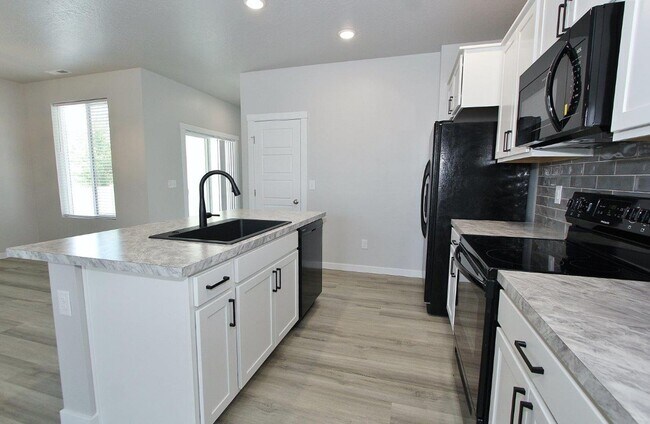Building Photo - Clean Home in Quiet Neighborhood