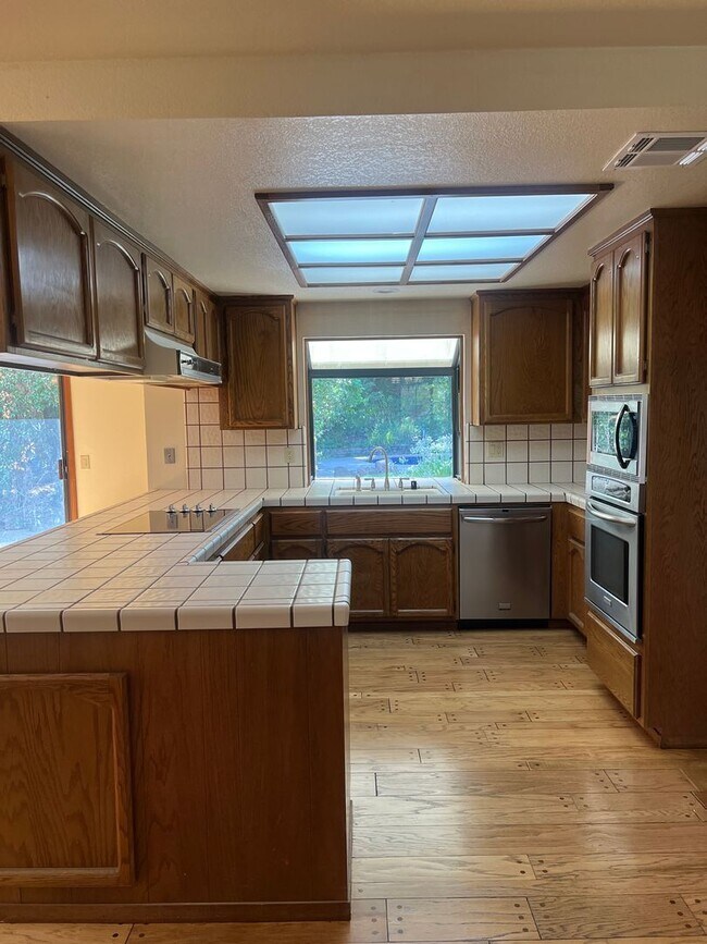 Building Photo - 3 BEDROOM/2 BATH EAST ROSEVILLE BEAUTY W/P...