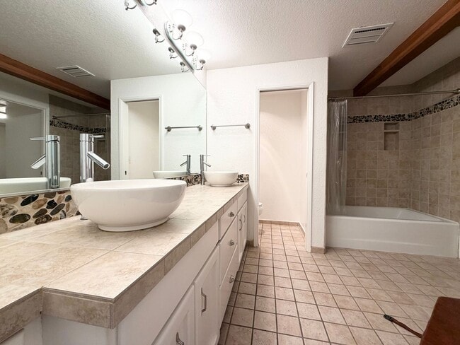 Building Photo - 3695 Sqft. Redondo home near Puget Sound!
