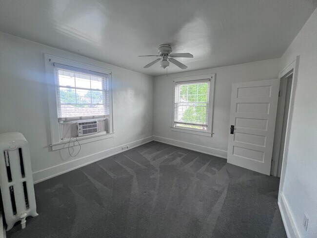 Building Photo - Spacious 2 bedroom Duplex with a bonus room!