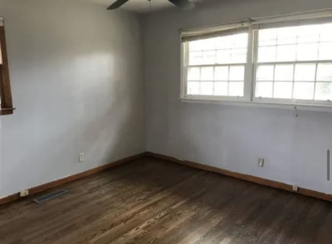 Building Photo - Fenced yard!