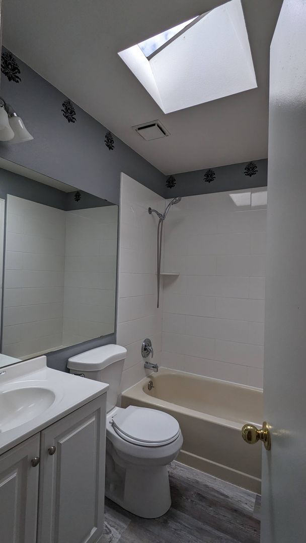 Building Photo - COZY TRI-LEVEL 3 BED/1.5 BATH WITH WOODBUR...