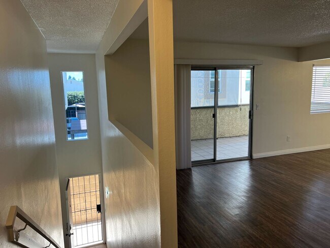 Building Photo - FARQUHAR 4081-4087