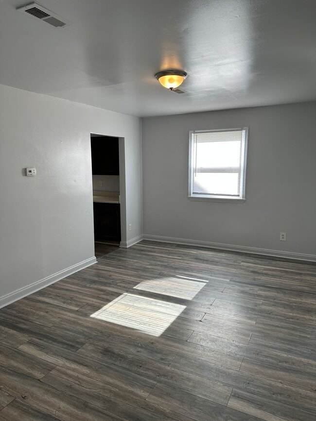 Building Photo - Spacious Duplex!