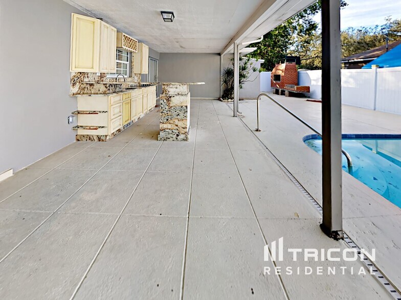 Building Photo - 7102 Woodfield Dr