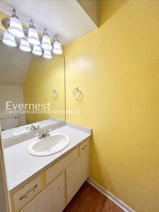 Building Photo - 3 Bed/1.5 Bath Home with Fenced Yard / Available Now!