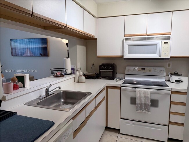 Building Photo - 882 NW 92nd Ave