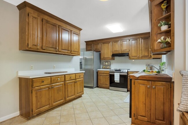 Building Photo - Beautifully Refreshed 4 Bedroom 3 Bath Col...