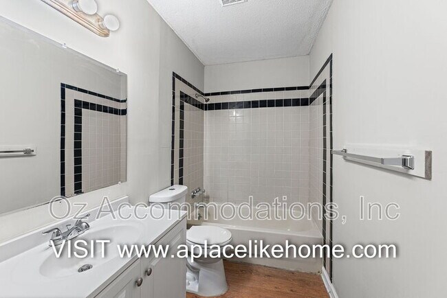 Building Photo - 1105 W Elm Terrace