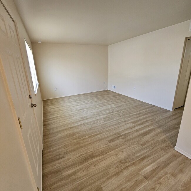 Building Photo - 3 Bedroom, 1 Bathroom Ranch with Updated Flooring, Paint, Carpet. 2 Car Garage. Kitchen with All ...