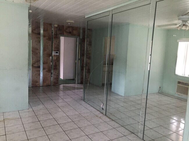 Building Photo - Nice 2-1 house by Walmart