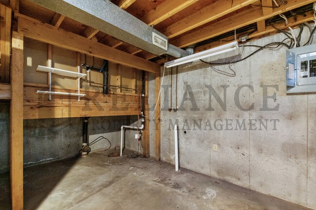 Building Photo - 2241 S White Oak Dr