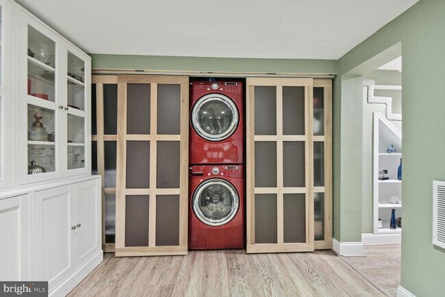 Building Photo - 900 N Livingston St