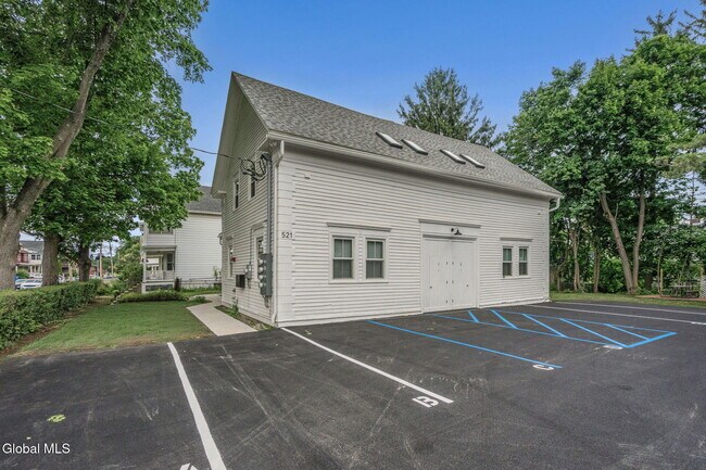 Building Photo - 521 Warren St
