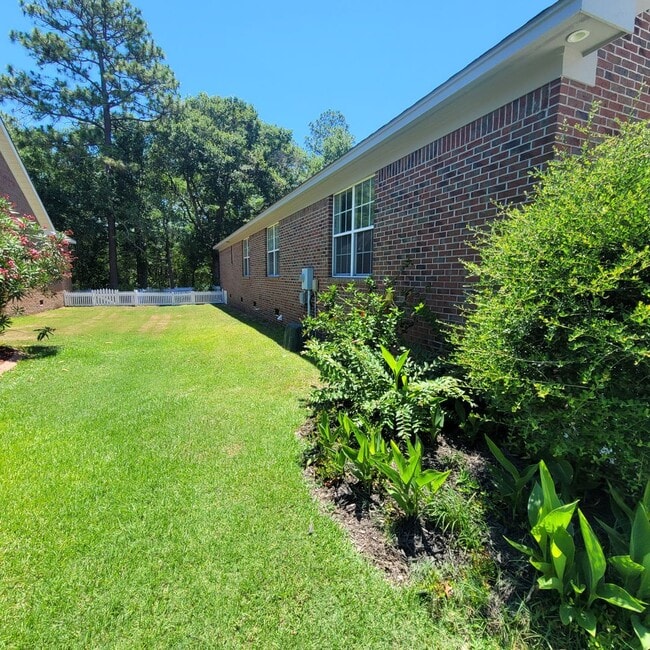 Building Photo - Welcome to this beautiful 3 bedroom, 2 bat...
