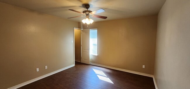 Building Photo - Beautiful 2 Bedroom / 2 Bath Duplex – Off ...