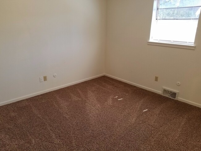 Building Photo - LARGE 1 BEDROOM WITH CARPORT BRICK HOME