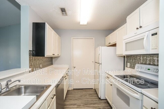 Building Photo - 2011 N Hwy 17