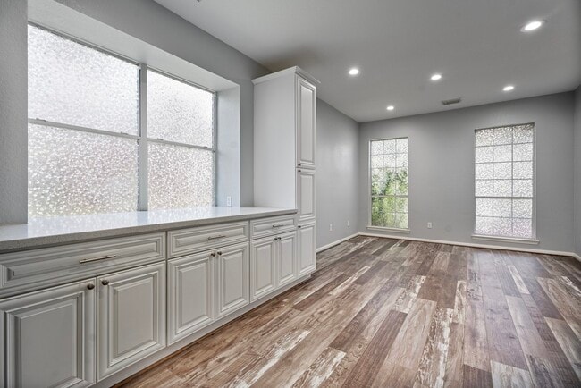Building Photo - 421 Livingstone Ln