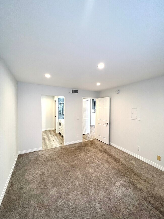 Building Photo - 5500 Owensmouth Ave
