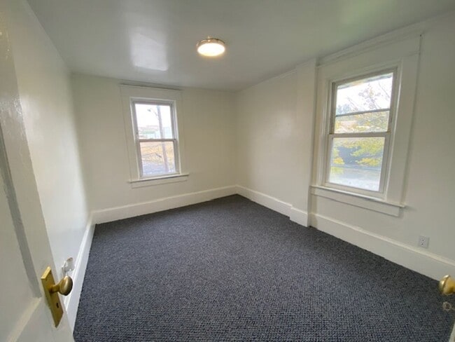 Building Photo - Large Single-Family Home in East Akron