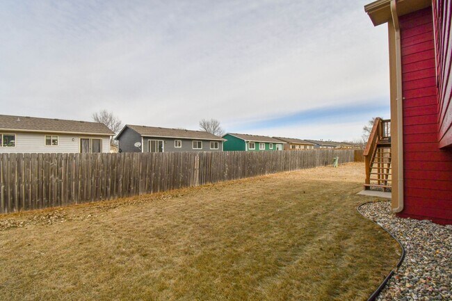 Building Photo - 5 Bedroom 3 Bathroom Single Family Home North Sioux Falls!