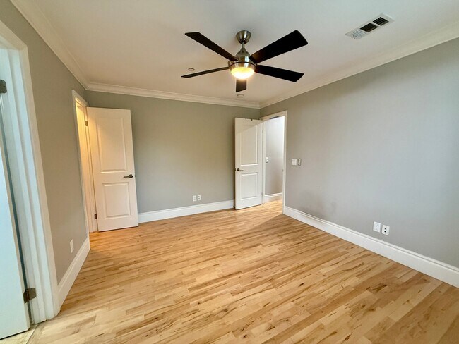 Building Photo - MOVE IN READY 2/2 with 2 Assigned Parking! In Unit Washer & Dryer! Gated Community! Centrally Loc...