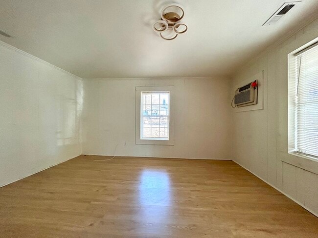 Building Photo - 532 E Iredell Ave