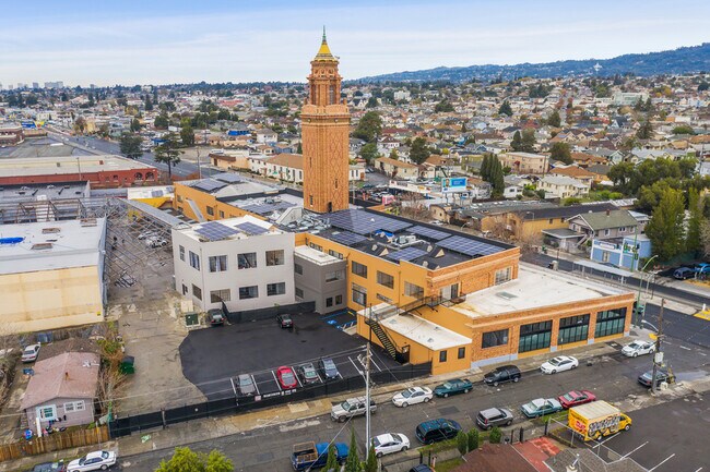 Building Photo - Two level loft with great light and ample ...