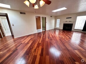 Building Photo - 2 Bedroom 2 Bath Townhome w/2 Car Garage a...