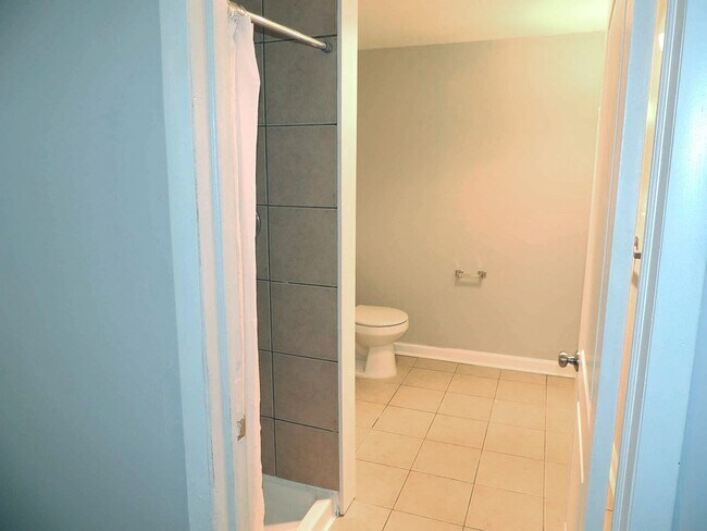 Building Photo - 4 Bed - 2 Full Bath Bungalow for Rent in Willowick!