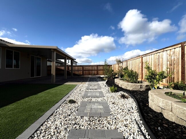 Building Photo - Beautiful Single Story in Lincoln! 4 Bedro...