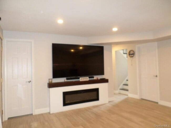 Building Photo - 8 Jodi Ln