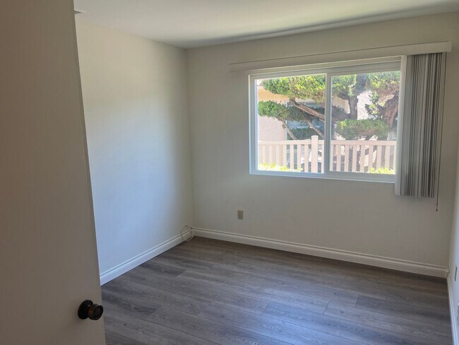 Building Photo - 2+bd/1ba Single Story Duplex Minutes Drive...