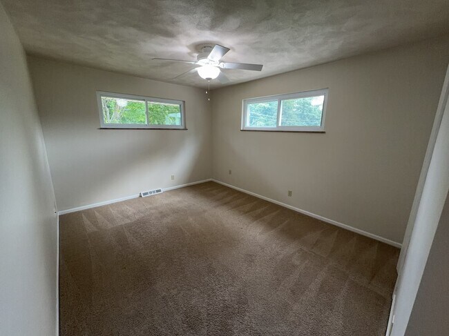 Building Photo - 8221 Sunburst Dr