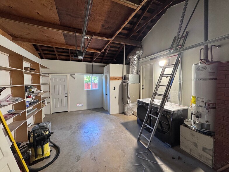 Building Photo - 611 Nason St