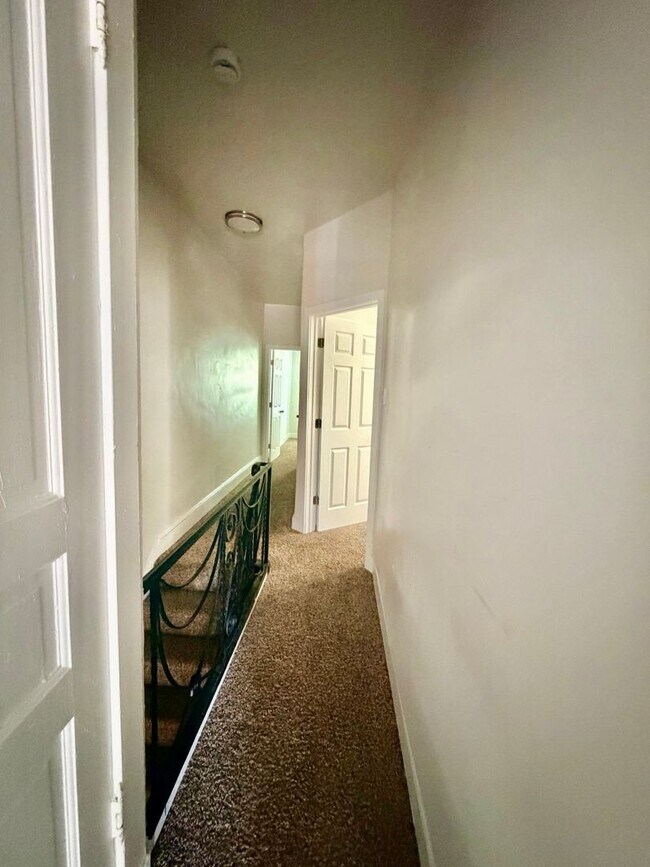 Building Photo - Spacious 3-Bedroom Home with Central A/C, In-Unit Laundry & Pet-Friendly Living