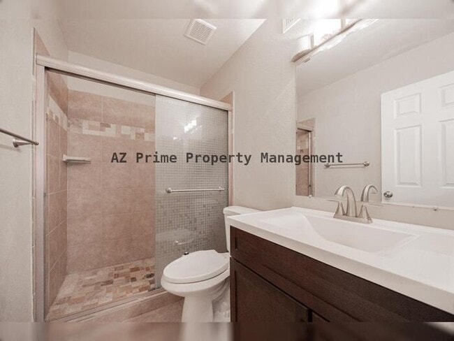 Building Photo - 2127 E 10th St