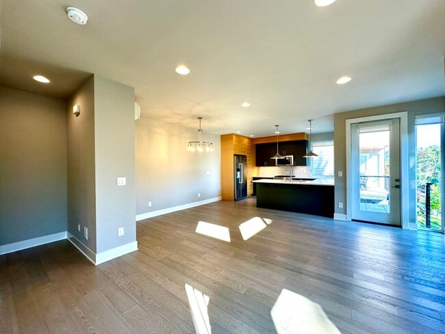 Building Photo - 2Bd/2.5Ba Kirkland Townhouse