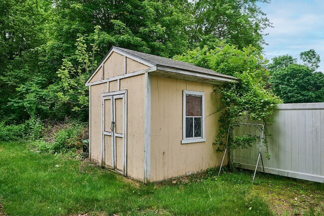 Building Photo - 167 Rocky Hill Rd