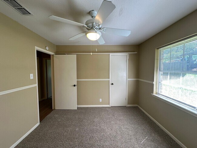 Building Photo - Charming 3 Bedroom in Flint!